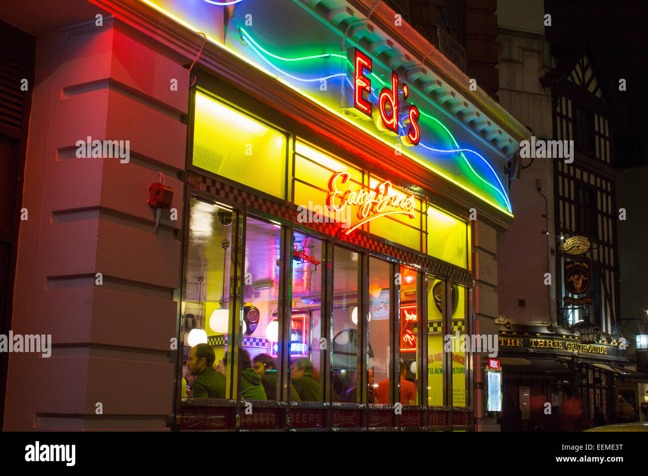 Ed è facile Diner stile americano un ristorante fast food con le insegne al neon illuminata di notte il West End di Londra Inghilterra REGNO UNITO Foto Stock