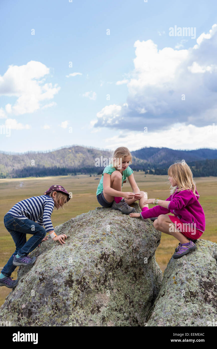 I bambini ad esplorare le formazioni rocciose nel paesaggio remoto Foto Stock