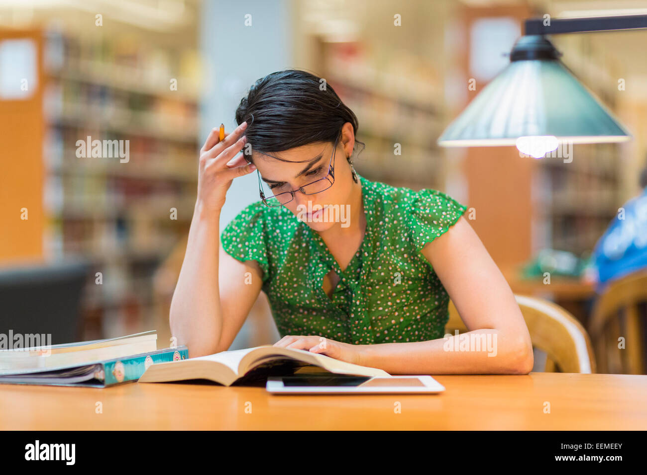 Razza mista studente studiare in biblioteca Foto Stock