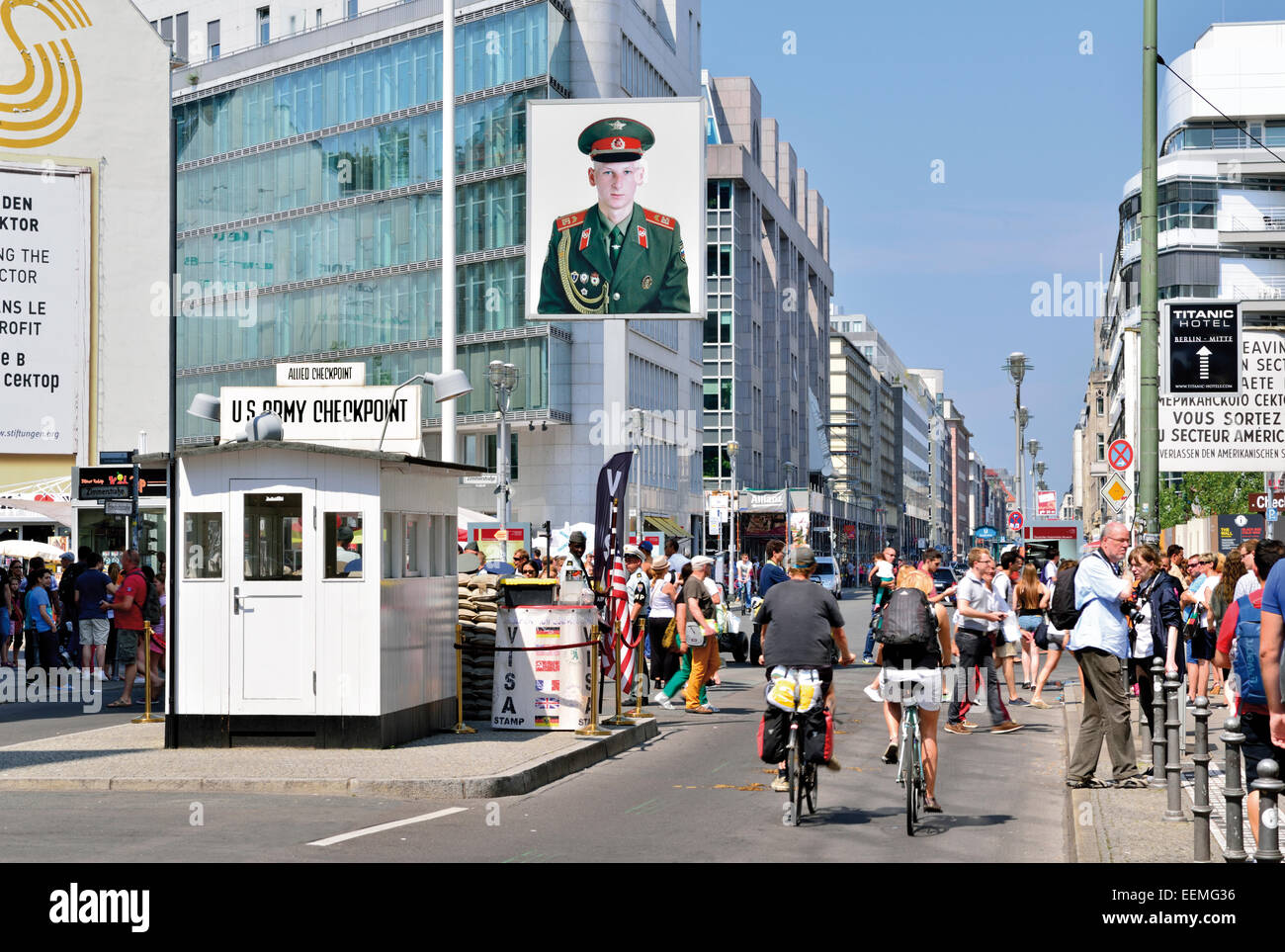 Germania Berlino: turisti passeggiate a piedi e in bicicletta a ex noi Checkpoint Charlie Foto Stock