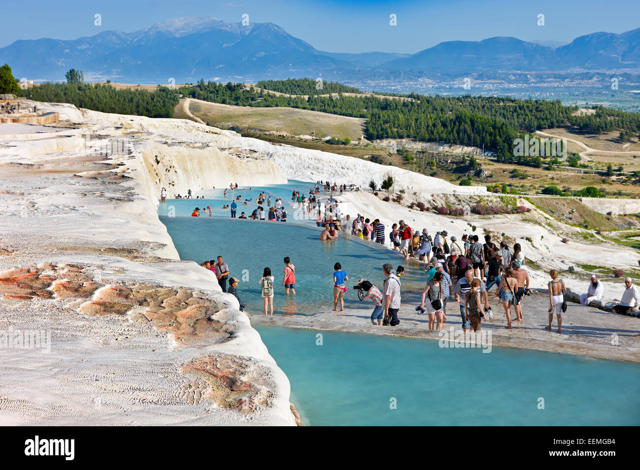 La gente che camminava sulle terrazze di travertino di Pamukkale. Provincia di Denizli, Turchia. Foto Stock