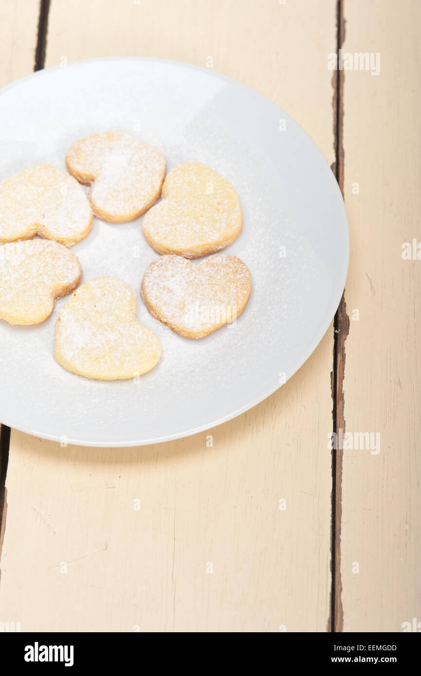 Freschi di forno a forma di cuore frollini il giorno di san valentino i  cookie Foto stock - Alamy