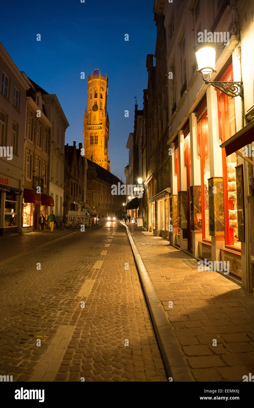 Belfort-Hallen torre campanaria da Wollestraat accesa fino al crepuscolo, Bruges, Belgio Foto Stock