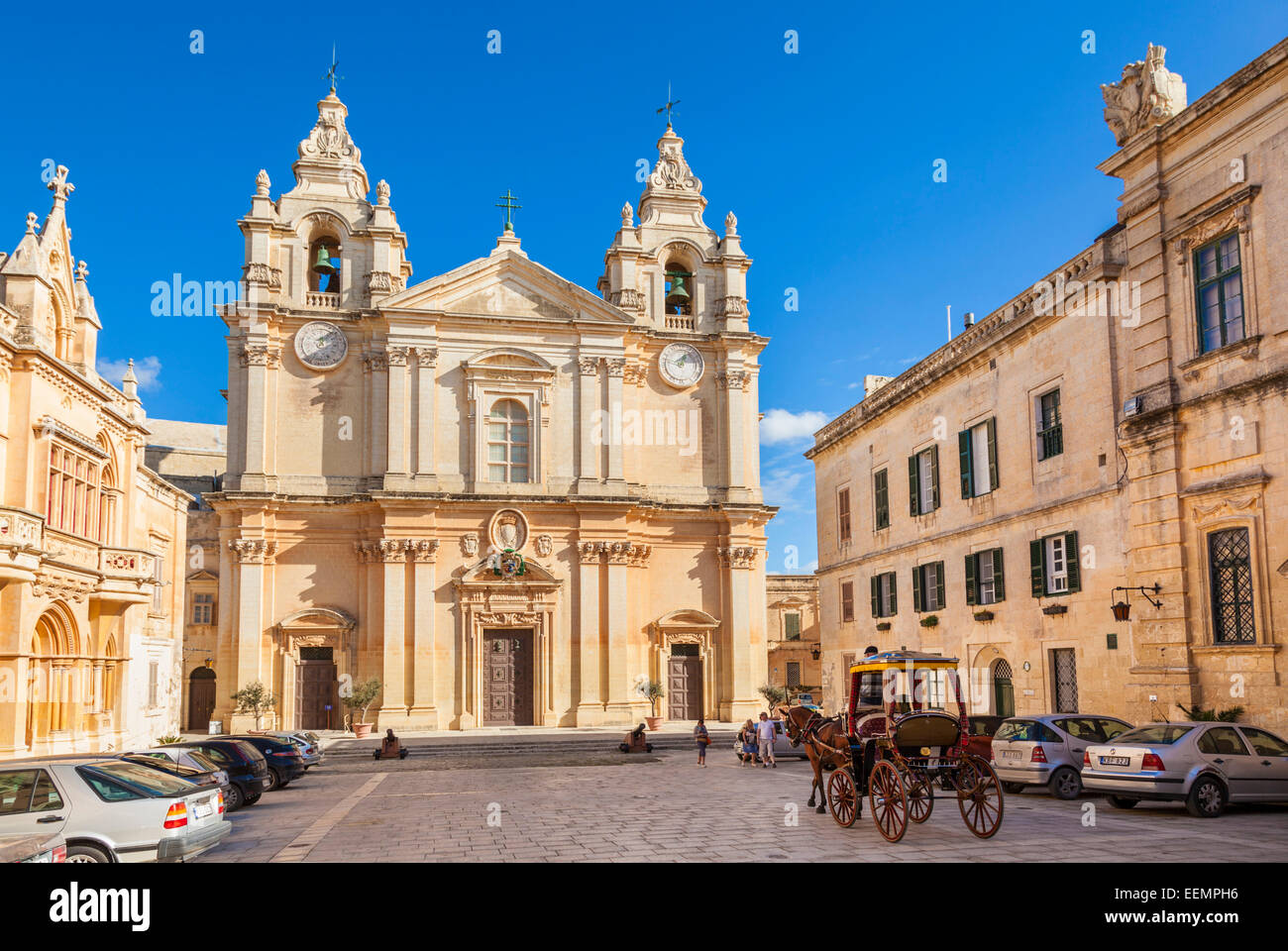 Malta Mdina Malta Cattedrale di San Paolo e Piazza San Paolo con carrozza trainata da cavalli Mdina Malta EU Europe Foto Stock