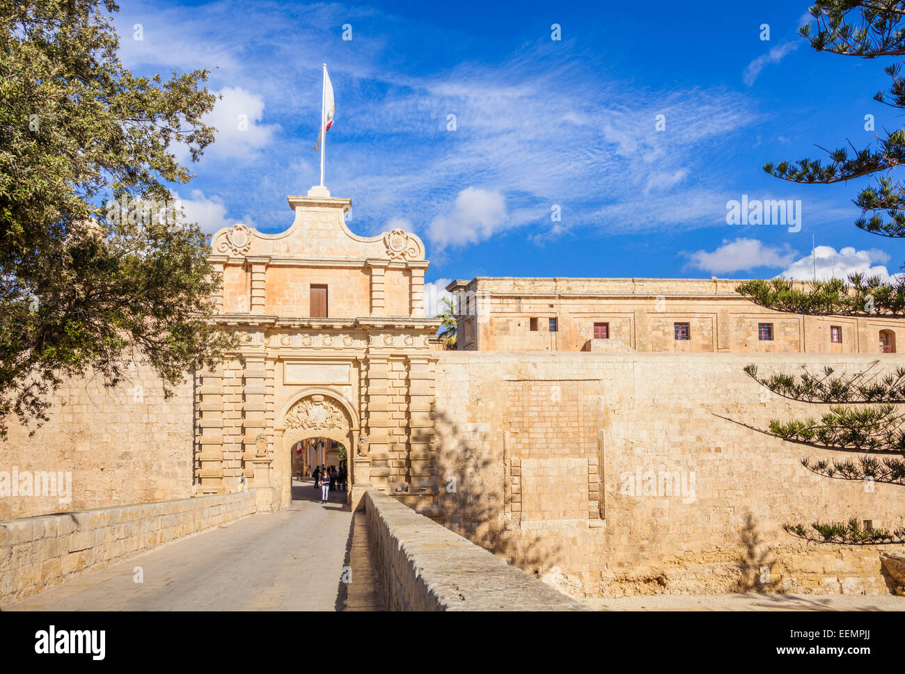 Mdina cancello principale con i turisti in città medioevale di Mdina Malta EU Europe Foto Stock