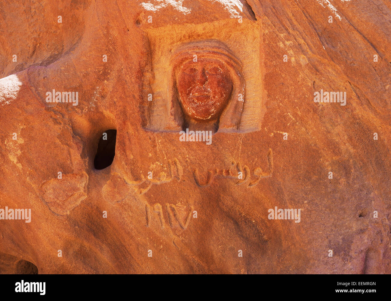 Immagine di Lawrence d'Arabia incise in una roccia nel deserto a Barrah Siq nel Wadi Rum in Giordania Foto Stock