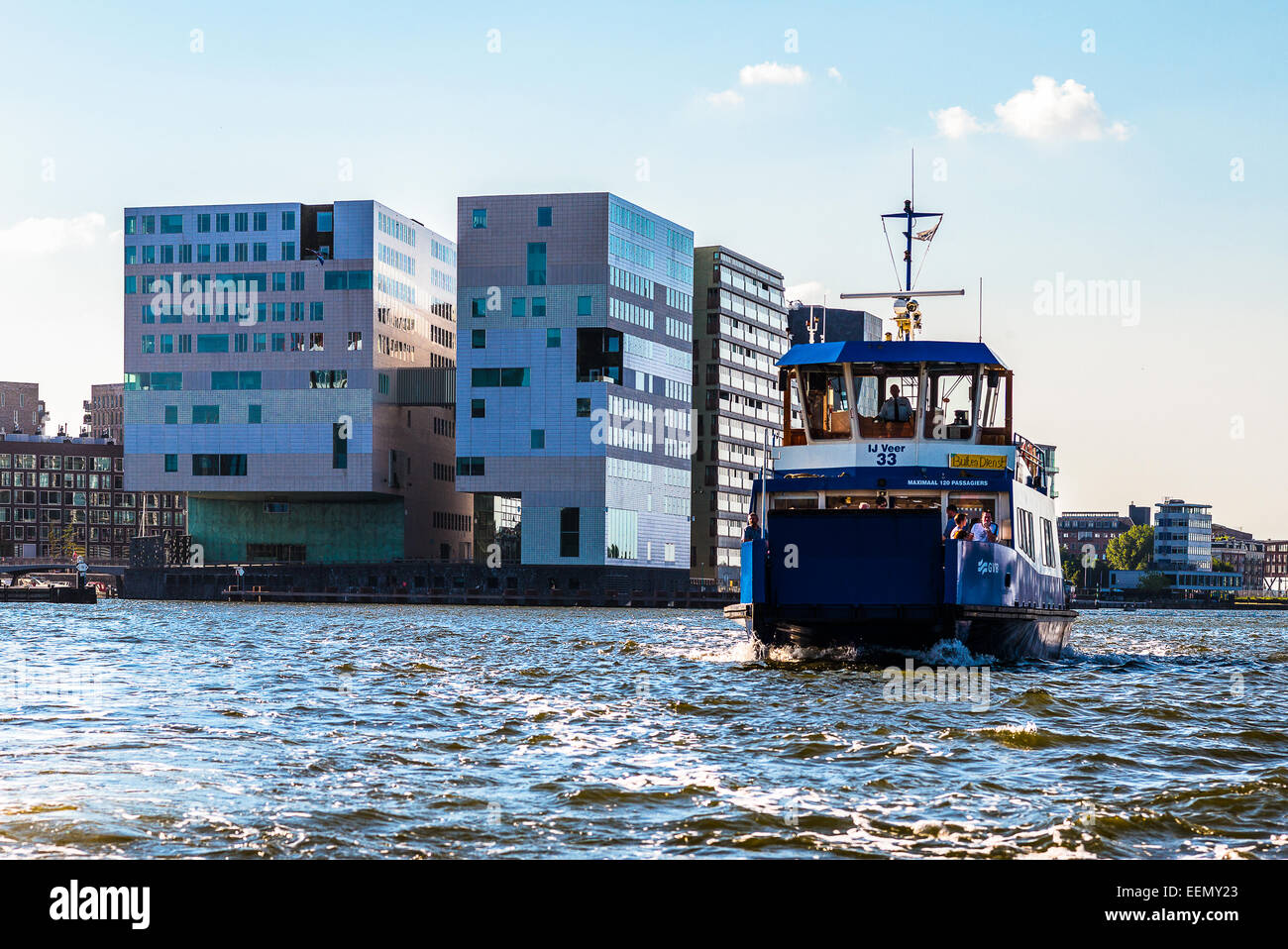 Amsterdam, una barca di fronte al Terminal Passeggeri Foto Stock