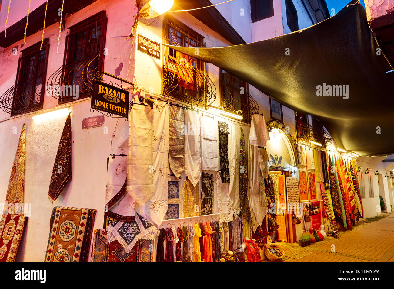 Kusadasi città vecchia di notte. Aydin Provincia, Turchia. Foto Stock