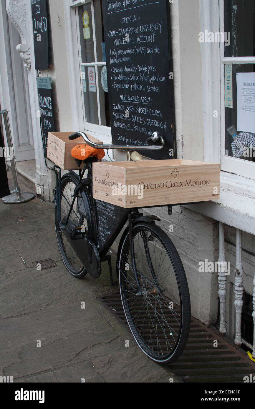 Consegna in bicicletta con cassa di vino in legno per un cestino, all'esterno dei mercanti di vino Cambridge, Kings Parade, Cambridge Foto Stock
