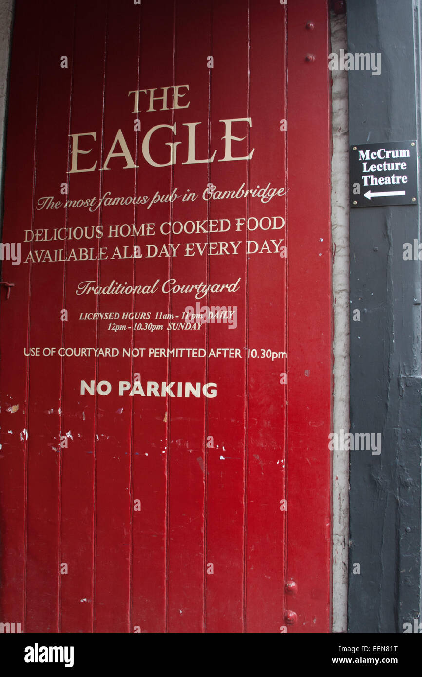 Il cancello per il cortile del pub Eagle a Cambridge, Regno Unito. C'è anche un cartello per il McCrum Lecture Theatre. Foto Stock