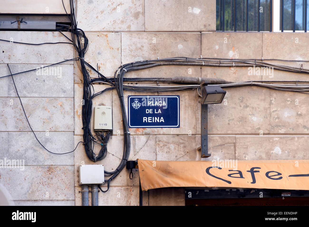 Esposti i cavi di alimentazione con un angolo di strada nella città di Valencia Foto Stock