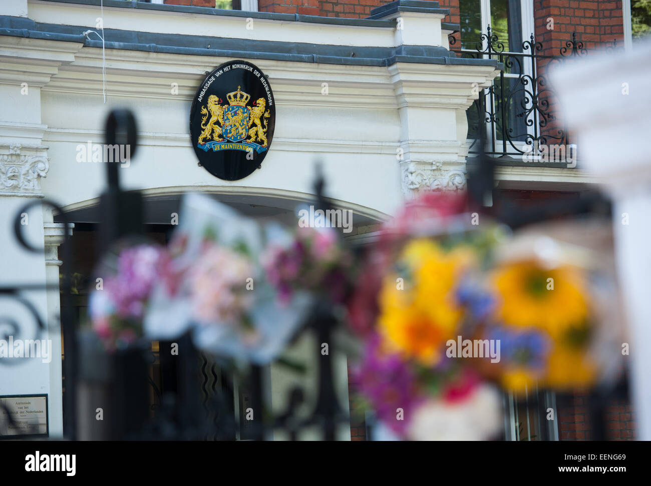 Omaggi floreali sono lasciati all'entrata dell'Ambasciata olandese a Londra un giorno dopo la downing di Malaysian Airlines jet del passeggero nel corso dell'Ucraina che ha trasportato un numero elevato di cittadini olandesi. Dotato di: Vista Dove: Londra, Regno Unito quando: 18 lug Foto Stock