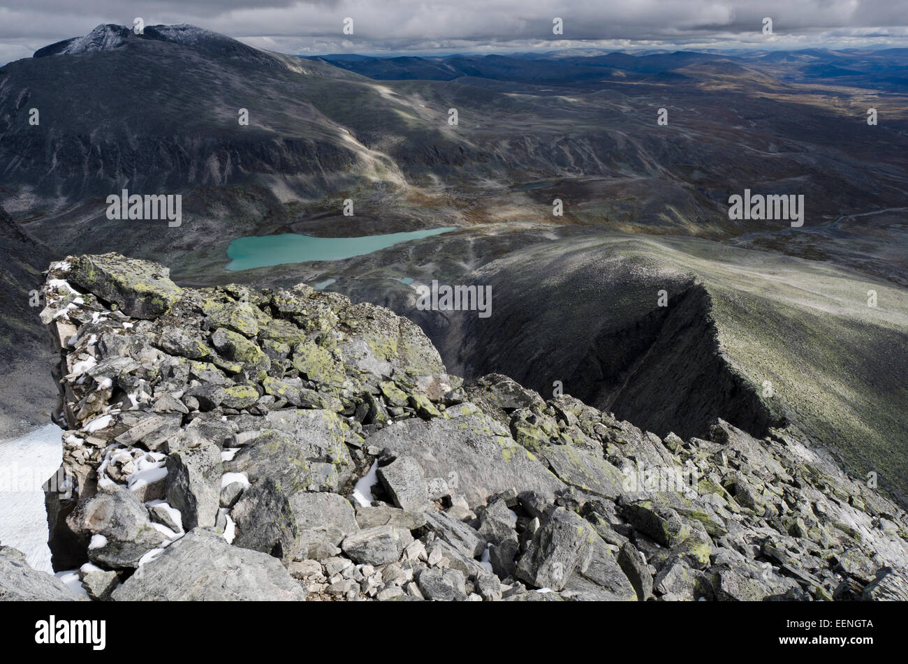 Blick vom Berg Storstyggesvanatinden ins Tal Svanadalen und zum Berg Snoehetta, Dovrefjell-Sunndalsfjella Nationalpark, Oppland Foto Stock