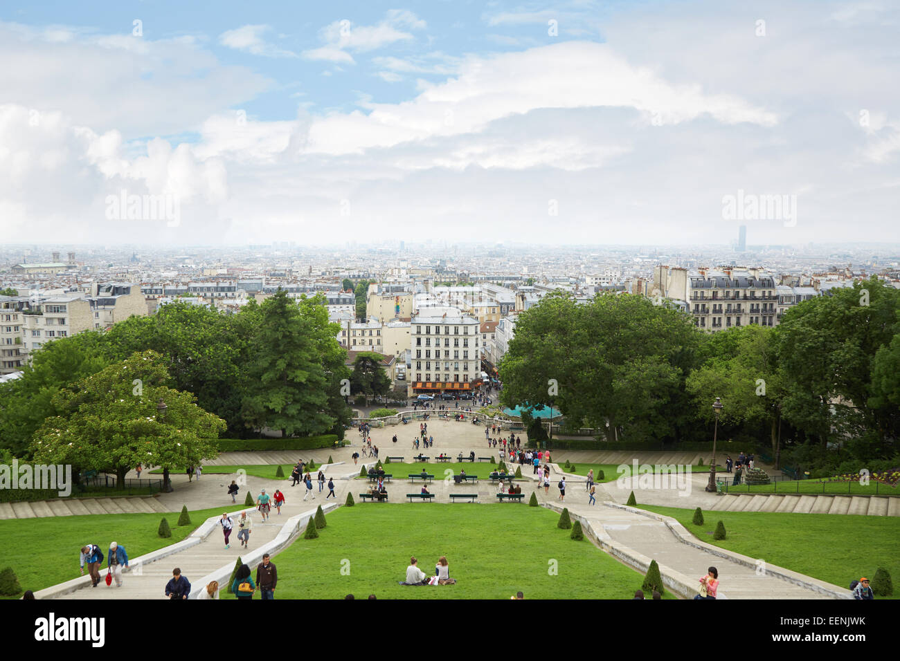La città di parigi vista dal Sacre Coeur basilica con le persone Foto Stock