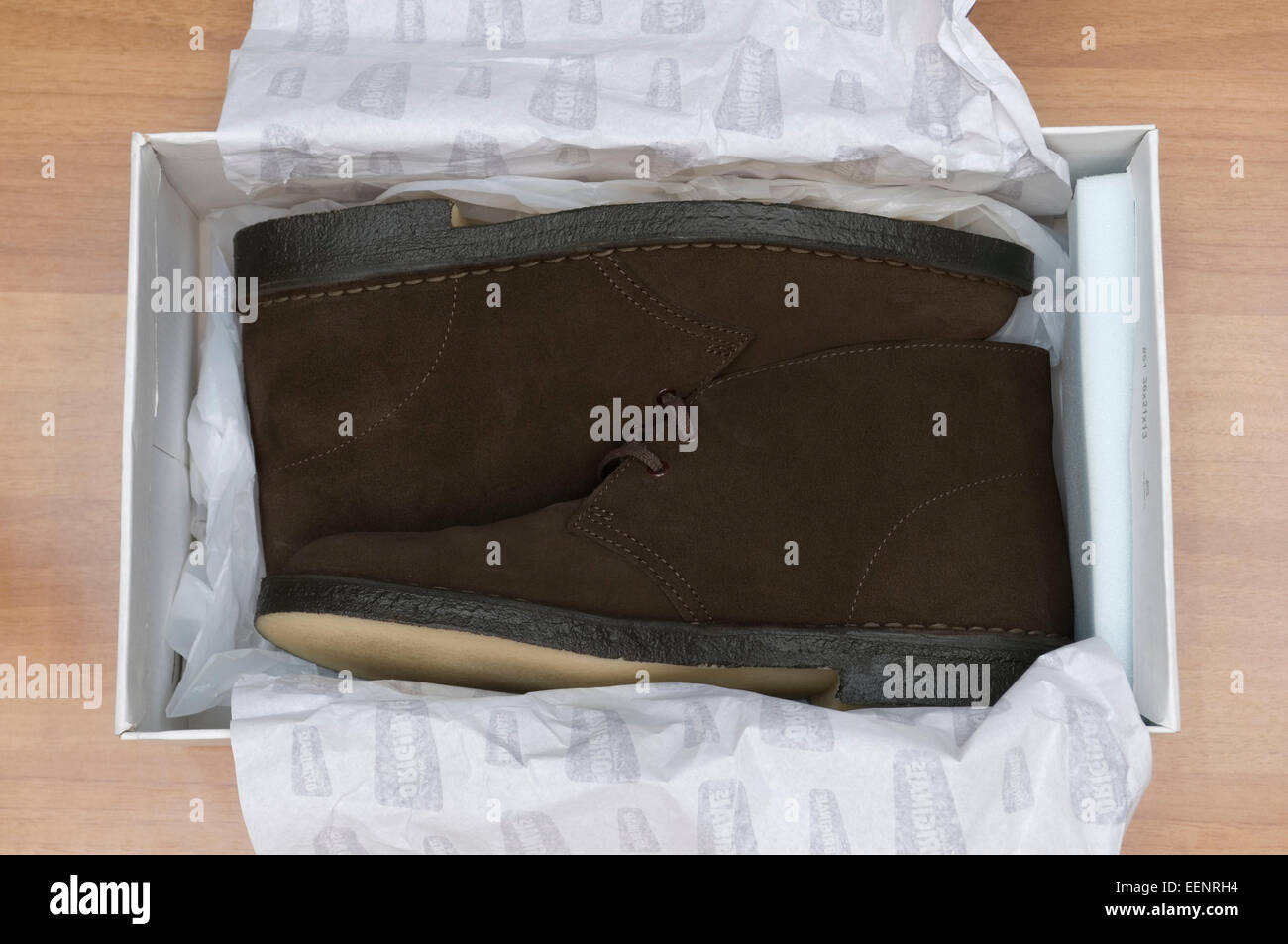Nuove scarpe marrone in scatola con carta da imballaggio Foto Stock