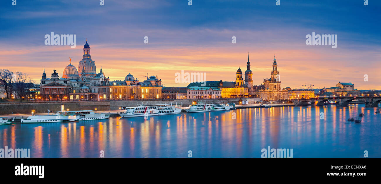 Dresda. Immagine panoramica di Dresda, Germania durante il tramonto con il fiume Elba in primo piano. Foto Stock