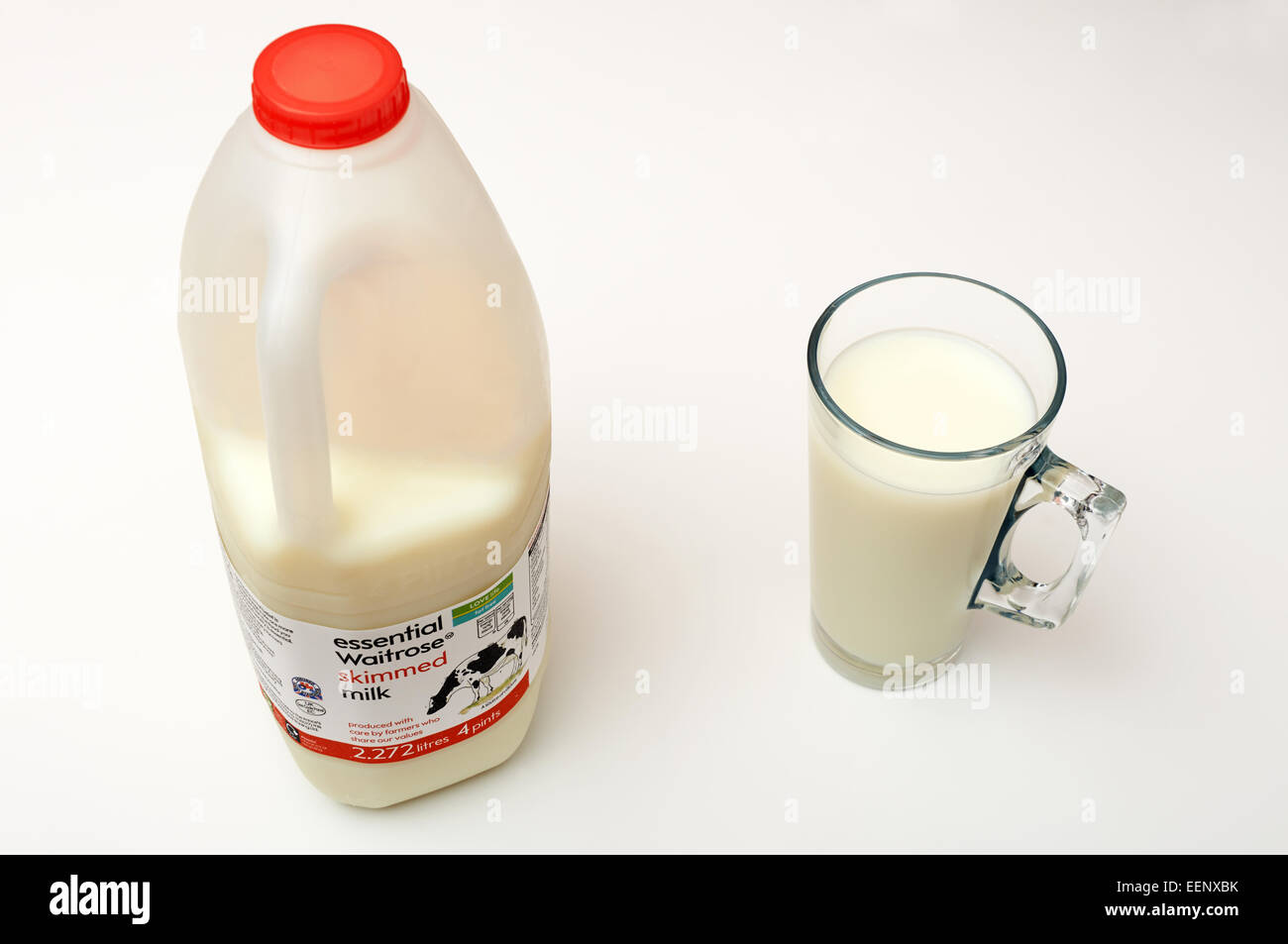 4 pinte di essenziale Waitrose latte scremato Foto Stock