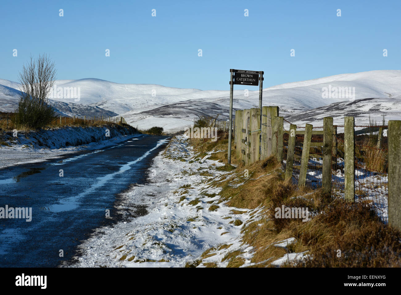 Il marrone e bianco Caterthuns Età del Ferro fortini di collina che si affaccia Strathmore, Brechin, Angus, Scozia. Foto Stock