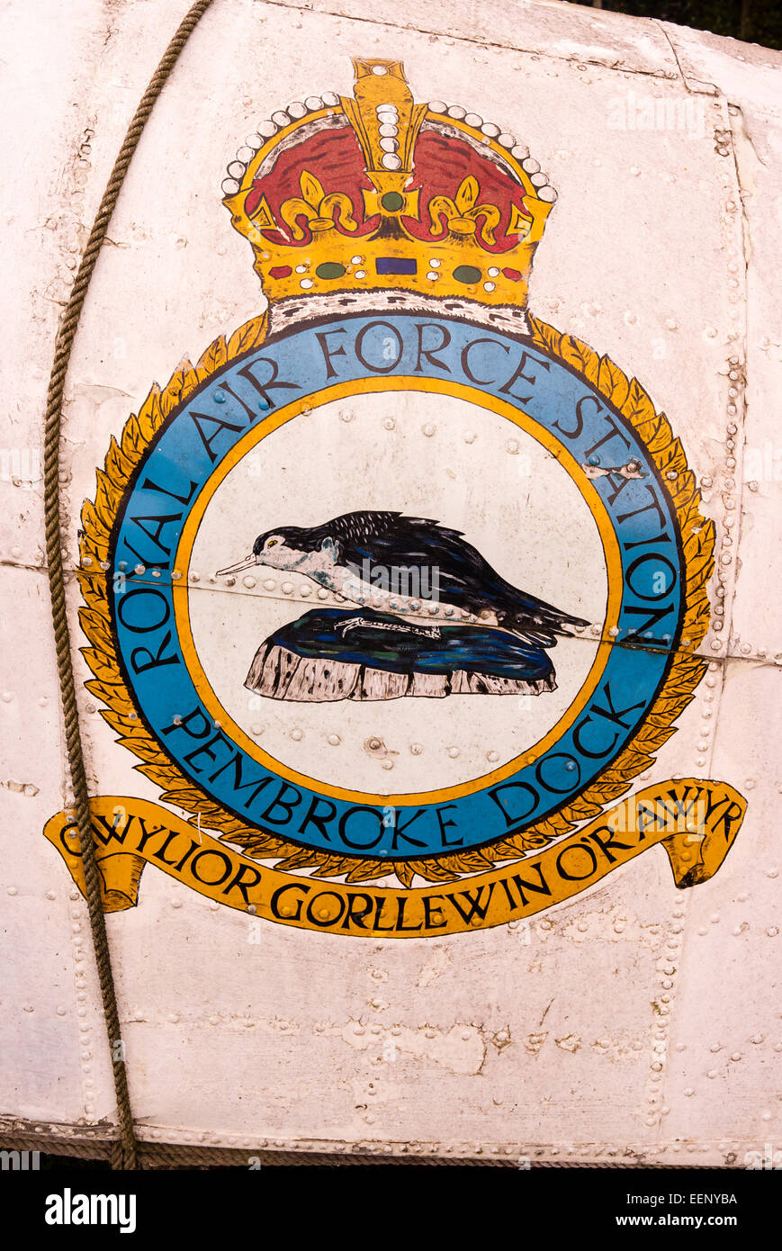 Old Royal Air Force crest significare questo idrovolante galleggiante apparteneva ad un Sunderland a Pembroke Dock REGNO UNITO Foto Stock
