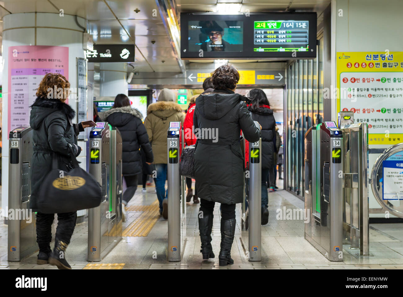 Seoulites locale scorri le loro carte della metropolitana presso la stazione di Gangnam su dicembre 21, 2014 a Seul, in Corea del Sud. Foto Stock