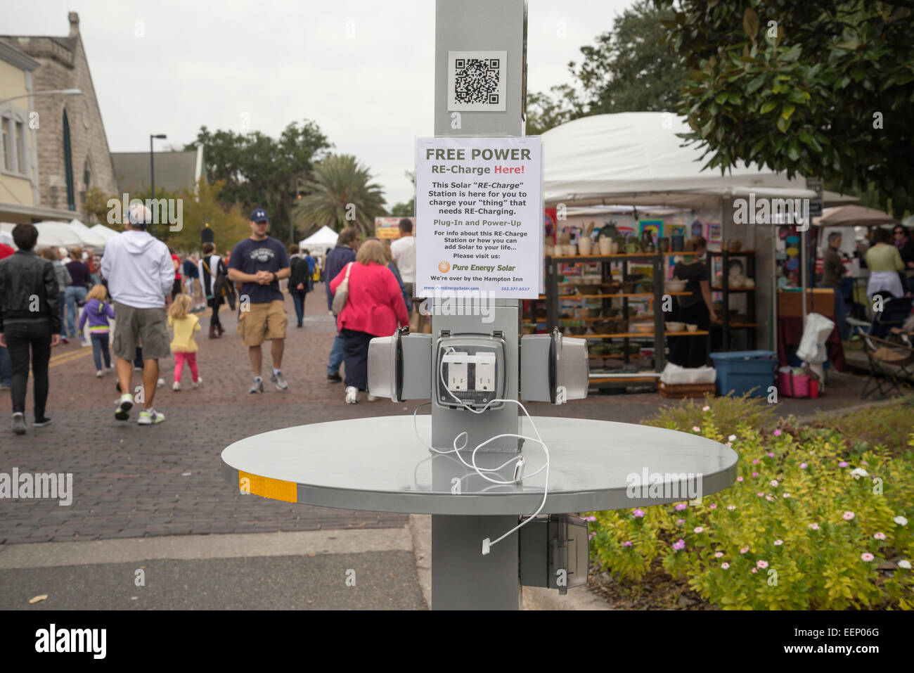 Powered Solar ri-stazione di carica presso il Downtown Arts Festival a Gainesville, Florida. Foto Stock