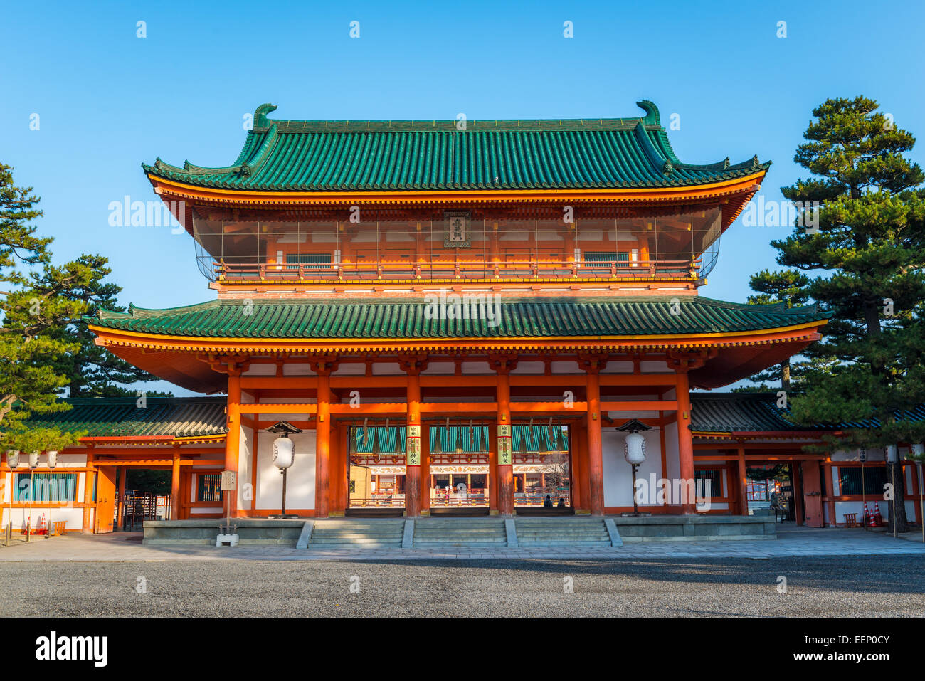 Il cancello principale del Santuario Heian a Kyoto, in Giappone. Foto Stock