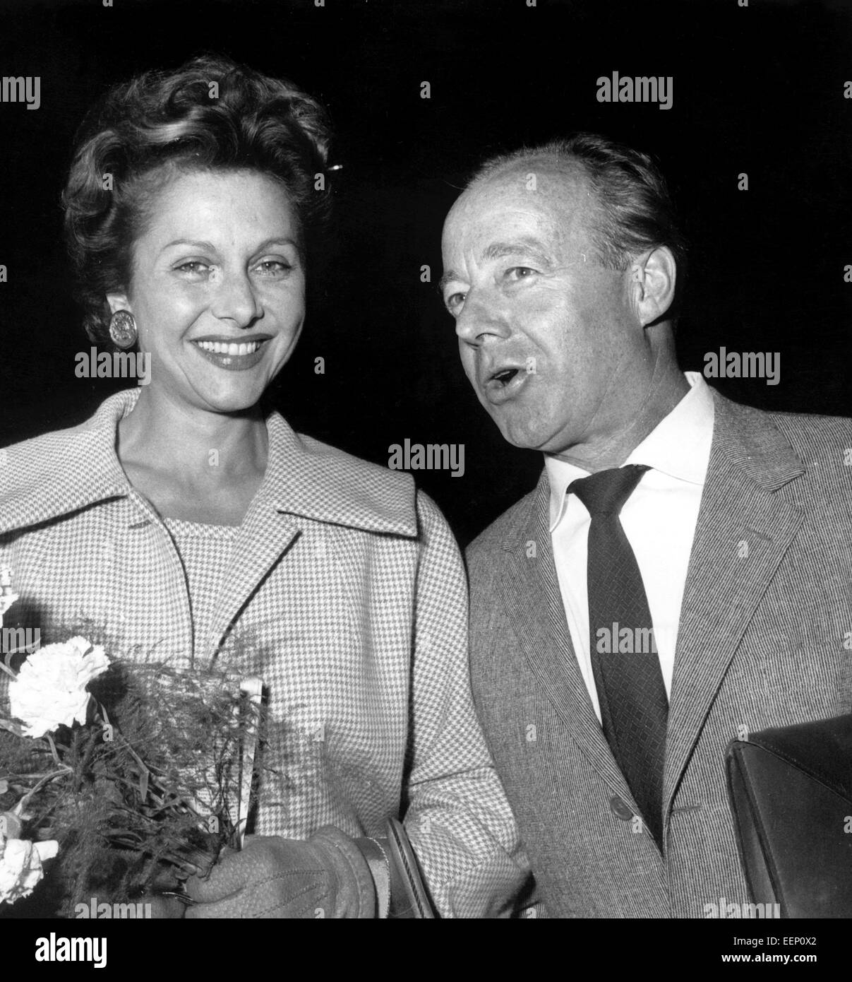 Attore giovane Heinz Rühmann e Hertha Feiler arriva per il Berlinale sull'aeroporto di Tempelhof il 4 di luglio nel 1958. Il giovane è stato sposato da 1939 a Hertha Feiler la sua morte nel 1970. Foto Stock