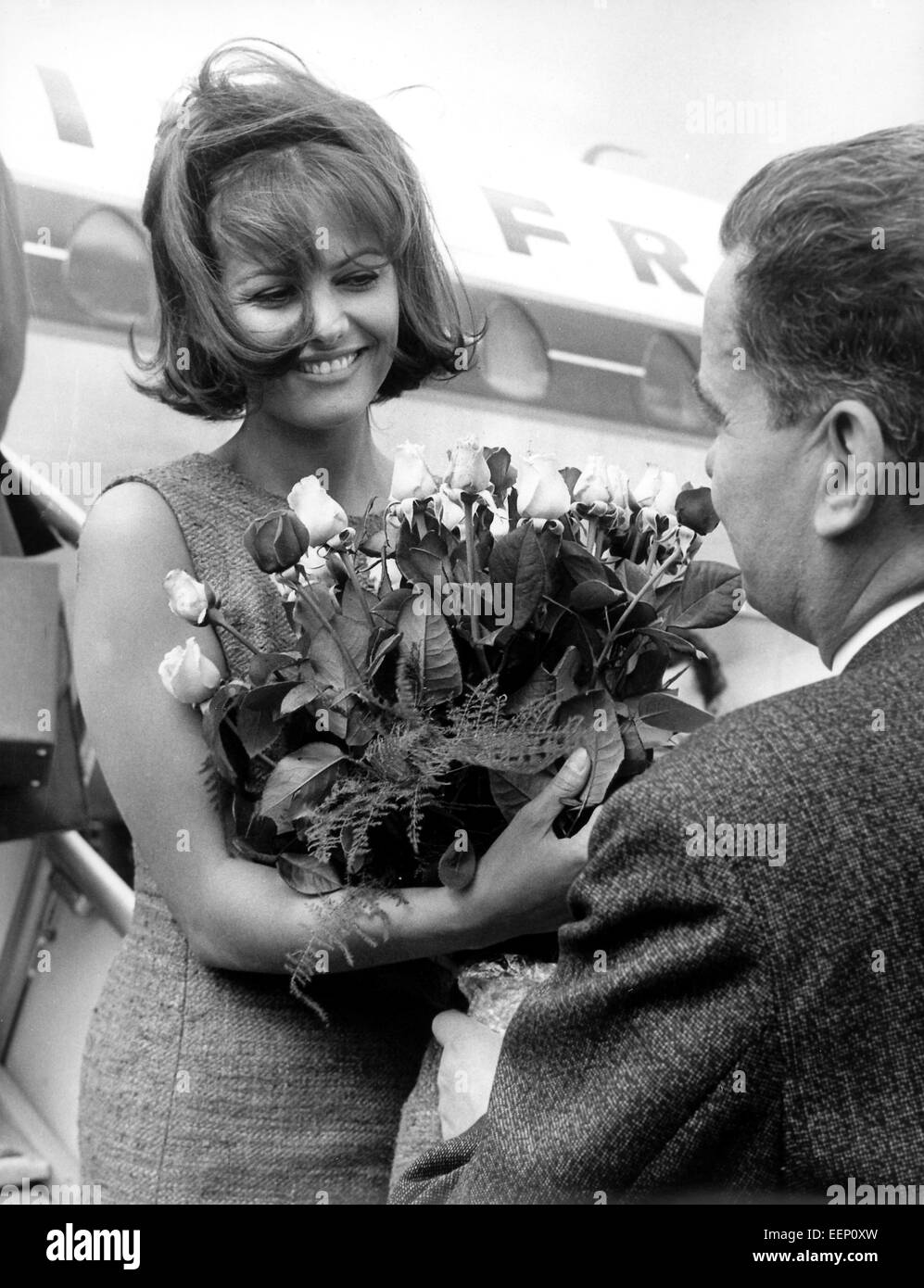 Claudia Cardinale è accolto dal conduttore del Festival Internazionale del Film all'aeroporto Tegel di Berlino il 6 Luglio nel 1964. Foto Stock
