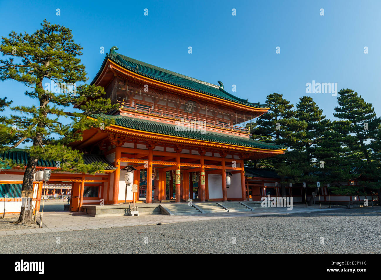 Il cancello principale del Santuario Heian a Kyoto, in Giappone. Foto Stock