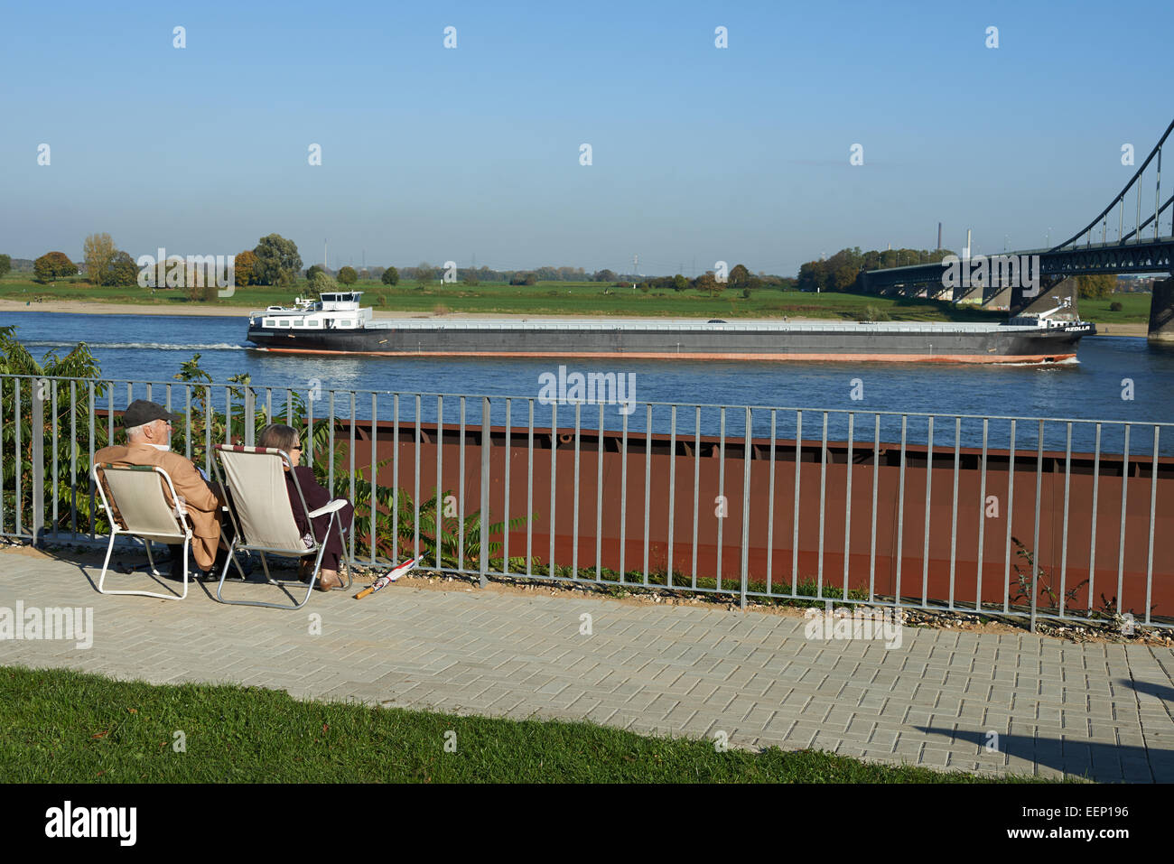 Coppia di anziani seduti sulle rive del fiume Reno, Krefeld, Germania. Foto Stock