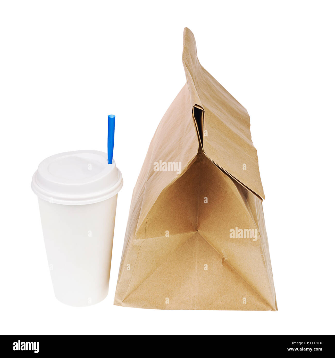 Il pranzo marrone a riciclare il sacchetto di carta e la tazza di caffè o tè con tubo blu per bere isolati su sfondo bianco. Vista laterale. Foto Stock