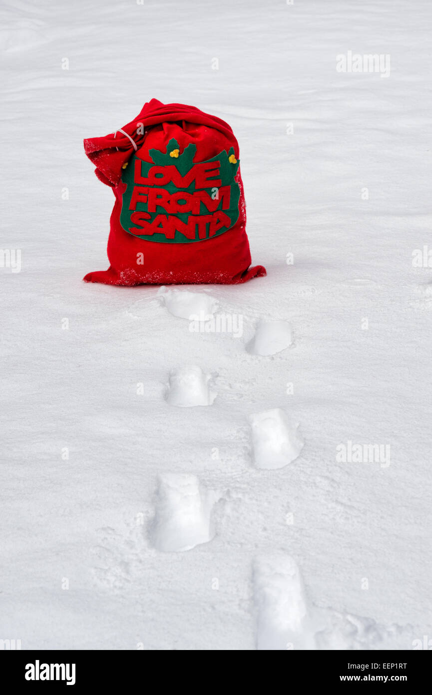 Amore da Santa natale presente sacco nella neve Foto Stock
