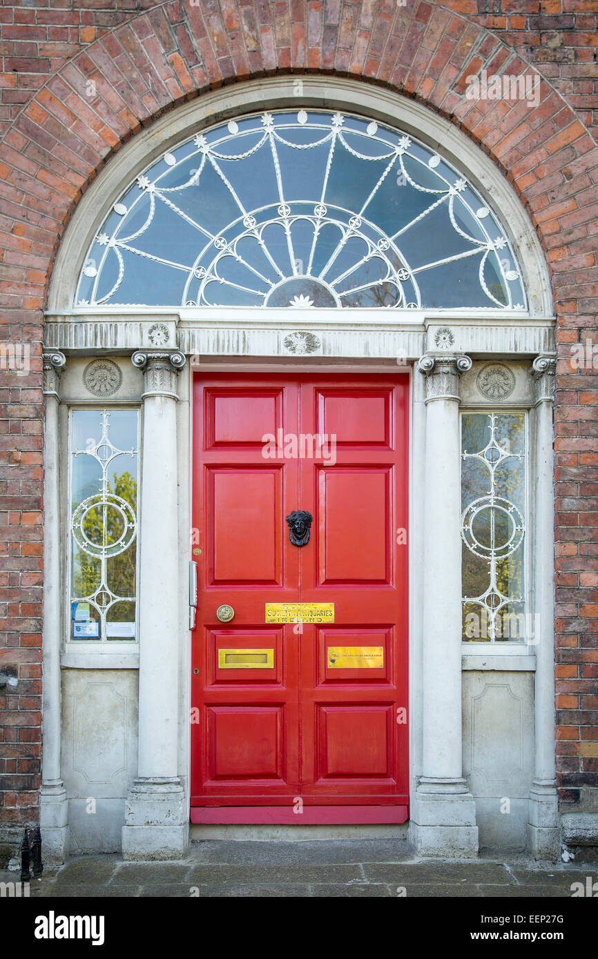 Colorati porta anteriore a casa in Merrion Square, Dublino, Eire, Irlanda Foto Stock