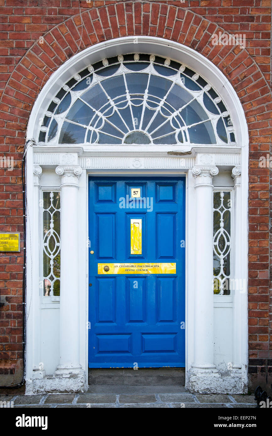 Colorati porta anteriore a casa in Merrion Square, Dublino, Eire, Irlanda Foto Stock