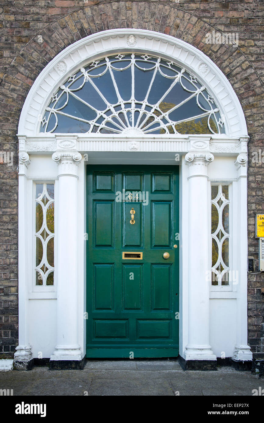 Colorati porta anteriore a casa in Merrion Square, Dublino, Eire, Irlanda Foto Stock