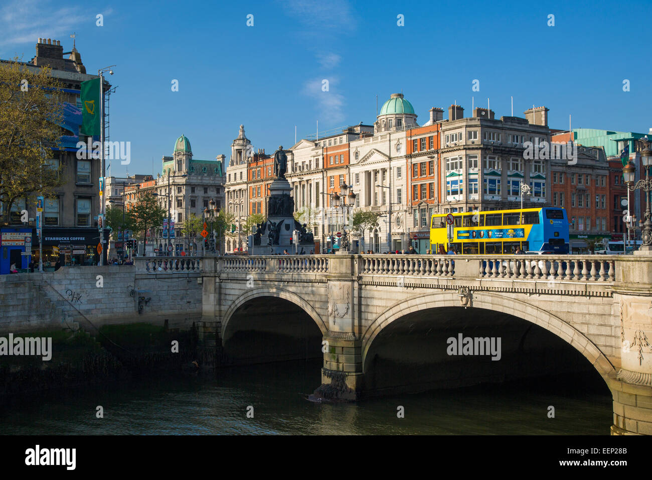 Traffico lungo l'O'Connell Bridge sul fiume Liffey, Dublino, Eire, Irlanda Foto Stock