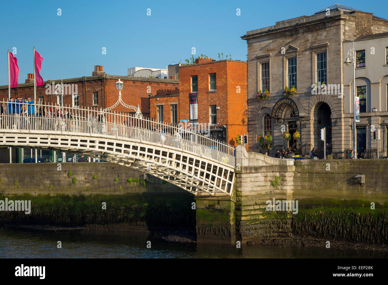 Ha'penny Bridge sul fiume Liffey e mercanti Arch Bar, Dublino, Irlanda Foto Stock