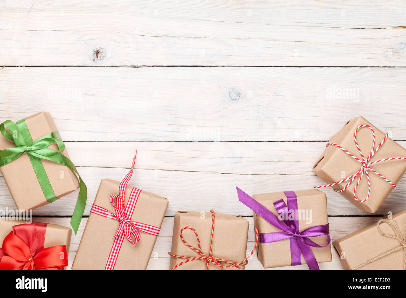 Confezioni regalo sul tavolo di legno con uno sfondo con spazio di copia Foto Stock