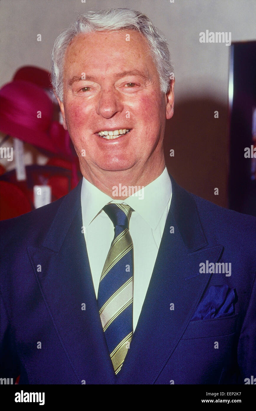 Modista Philip Somerville nel suo London hat 3 volumi. Circa ottanta Foto Stock