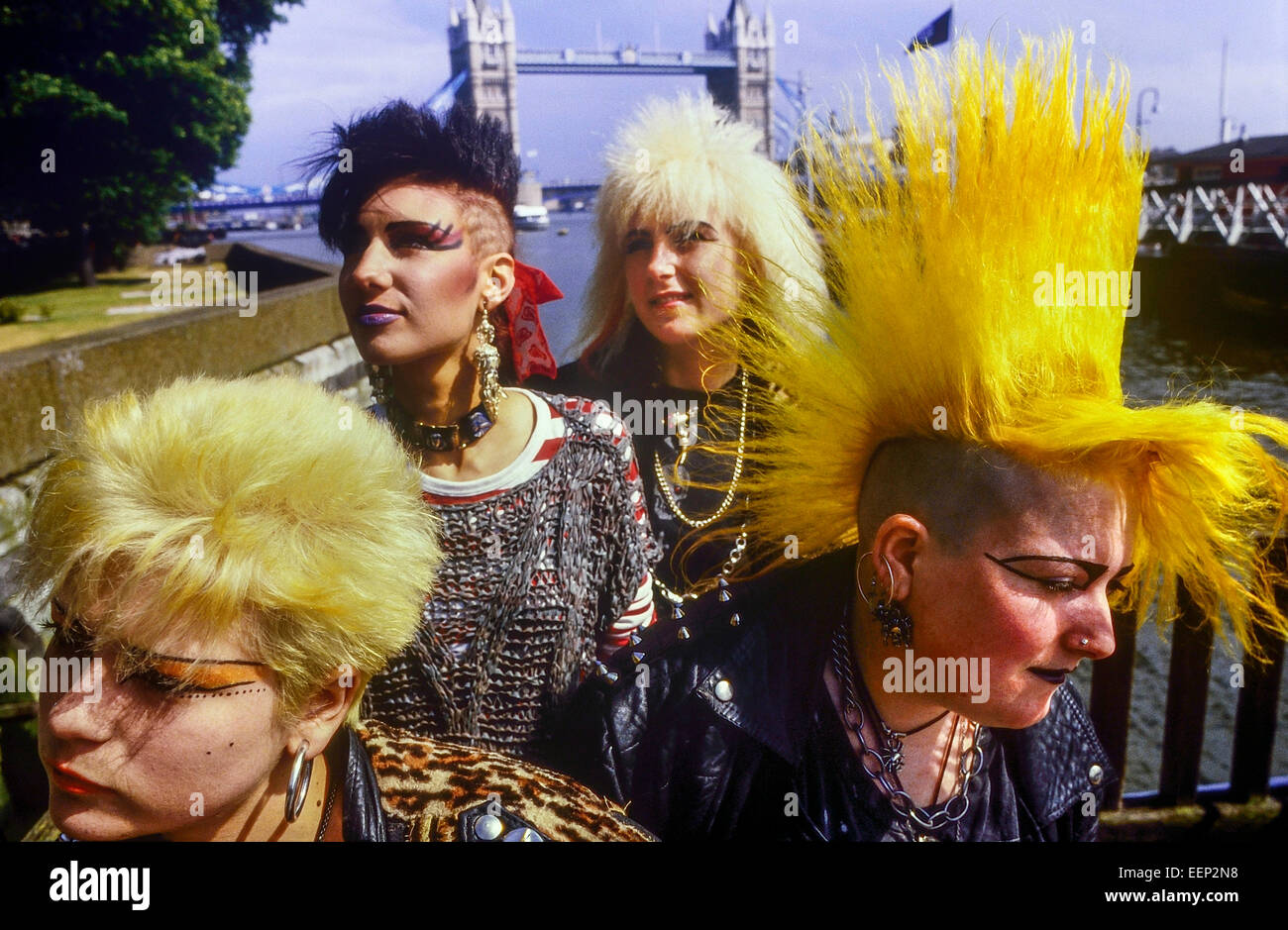 Femmina rocker punk in posa di fronte del Tower Bridge. Londra. Circa 1985 Foto Stock