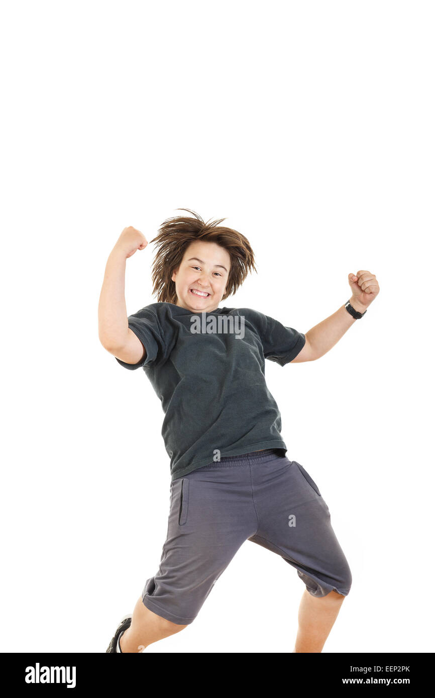 Carino giovane maschio chubby kid o Ragazzo che sorride con la faccia di espressione e il salto nel buio nero t-shirt su sfondo bianco, foto di s Foto Stock