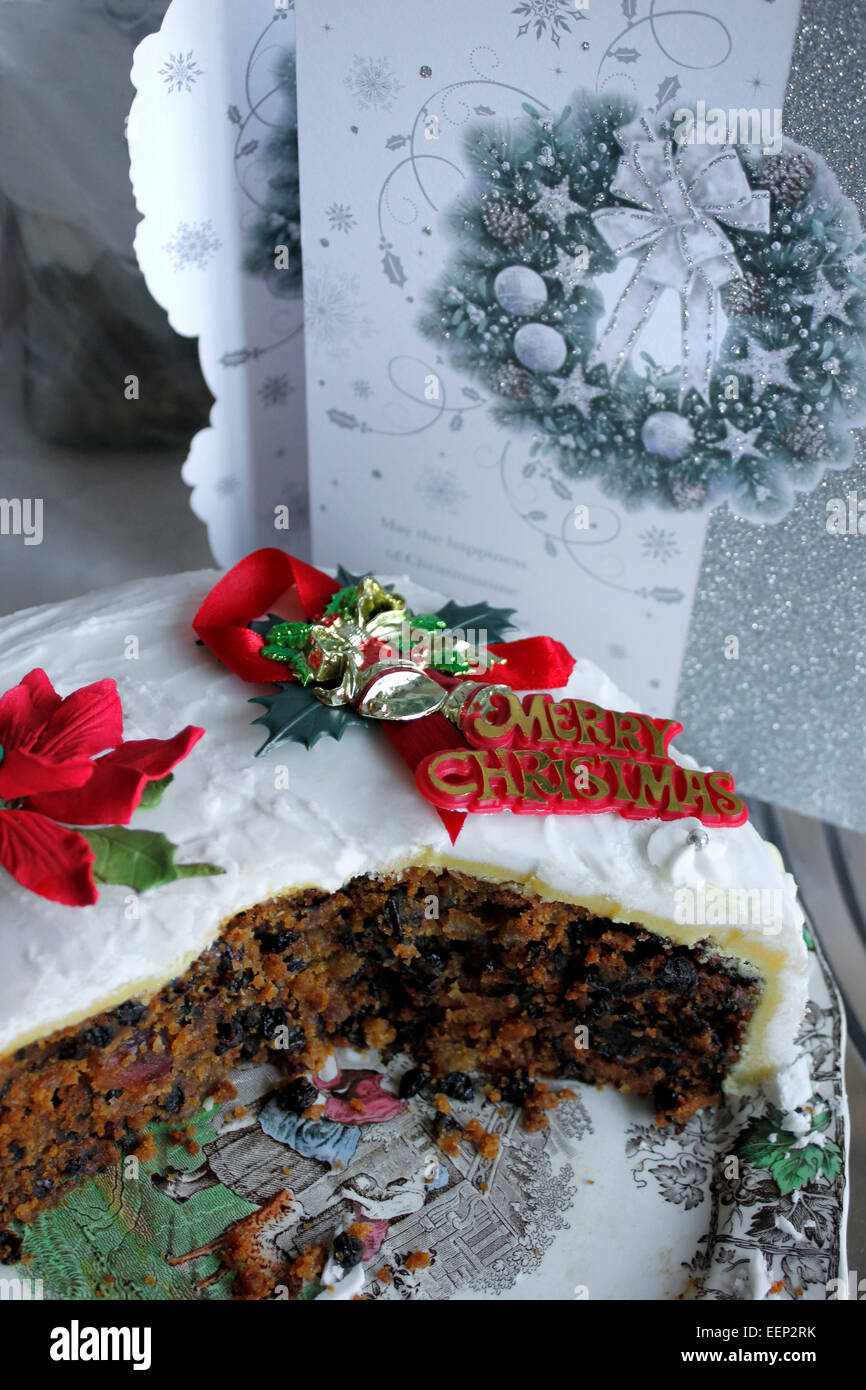 Parte mangiato frutta ricca torta di Natale Foto Stock