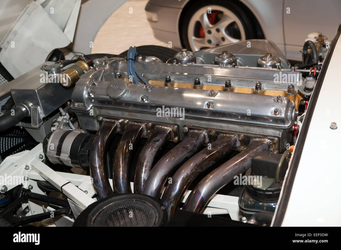 Vista ravvicinata di un vintage V-6 motore in una Jaguar E-Type. Foto Stock