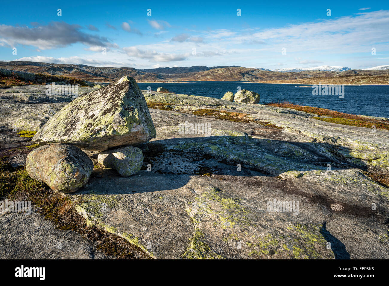 Hardangervidda, Norvegia - lastre di roccia e massi sopra il lago Ørteren nella parte orientale di Hardangervidda vicino Kraekkjahytte Foto Stock