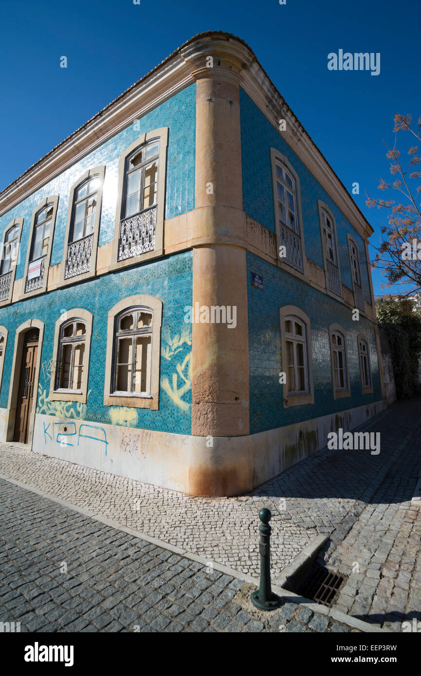 Blu tradizionale edificio piastrellato in Silves, Algarve, PORTOGALLO Foto Stock