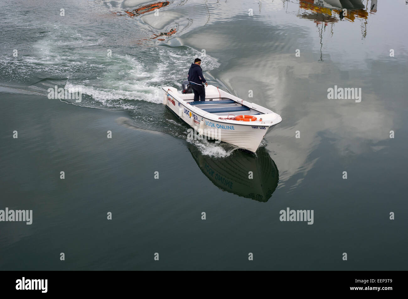 Imbarcazione da diporto nel Porto di Lagos in western Algarve Portogallo dando gite alle grotte e insenature Foto Stock