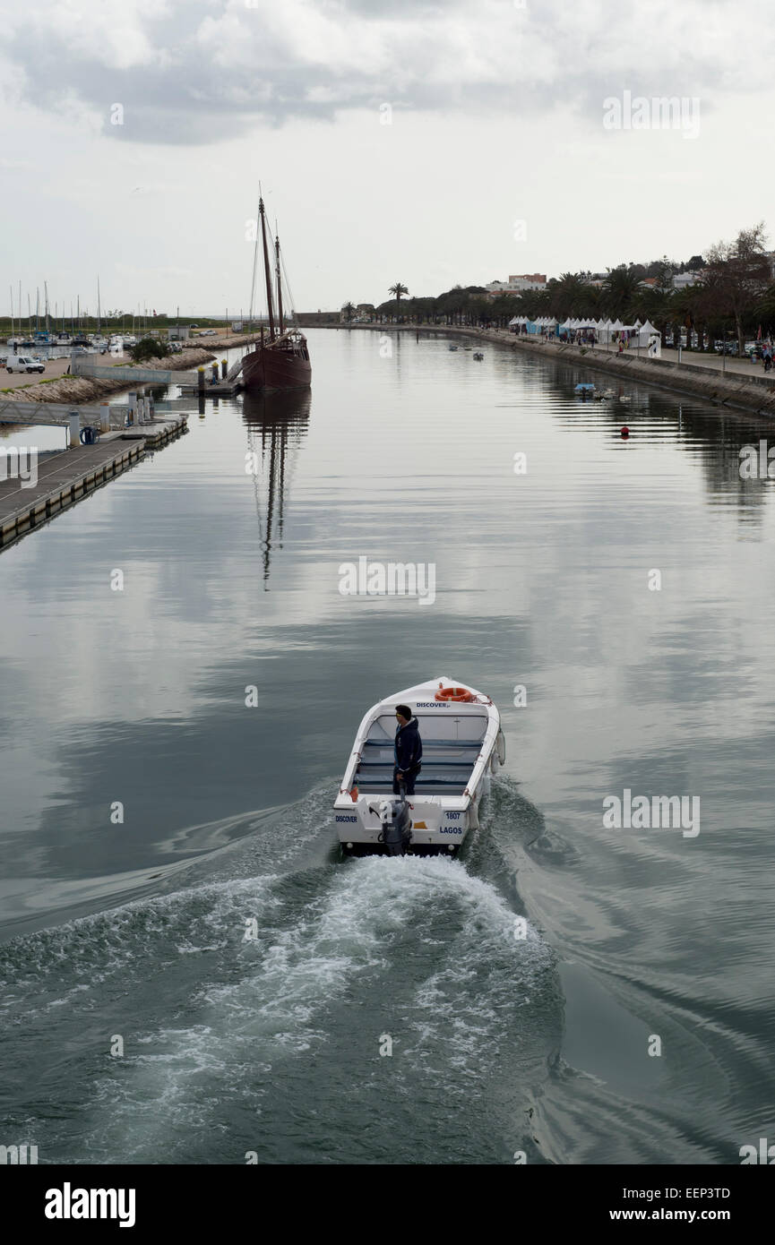 Imbarcazione da diporto nel Porto di Lagos in western Algarve Portogallo dando gite alle grotte e insenature. Foto Stock