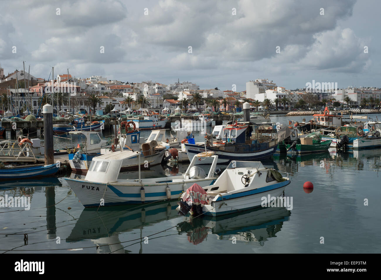 Barche da pesca nel porto di Lagos, western Algarve, Portogallo. Foto Stock