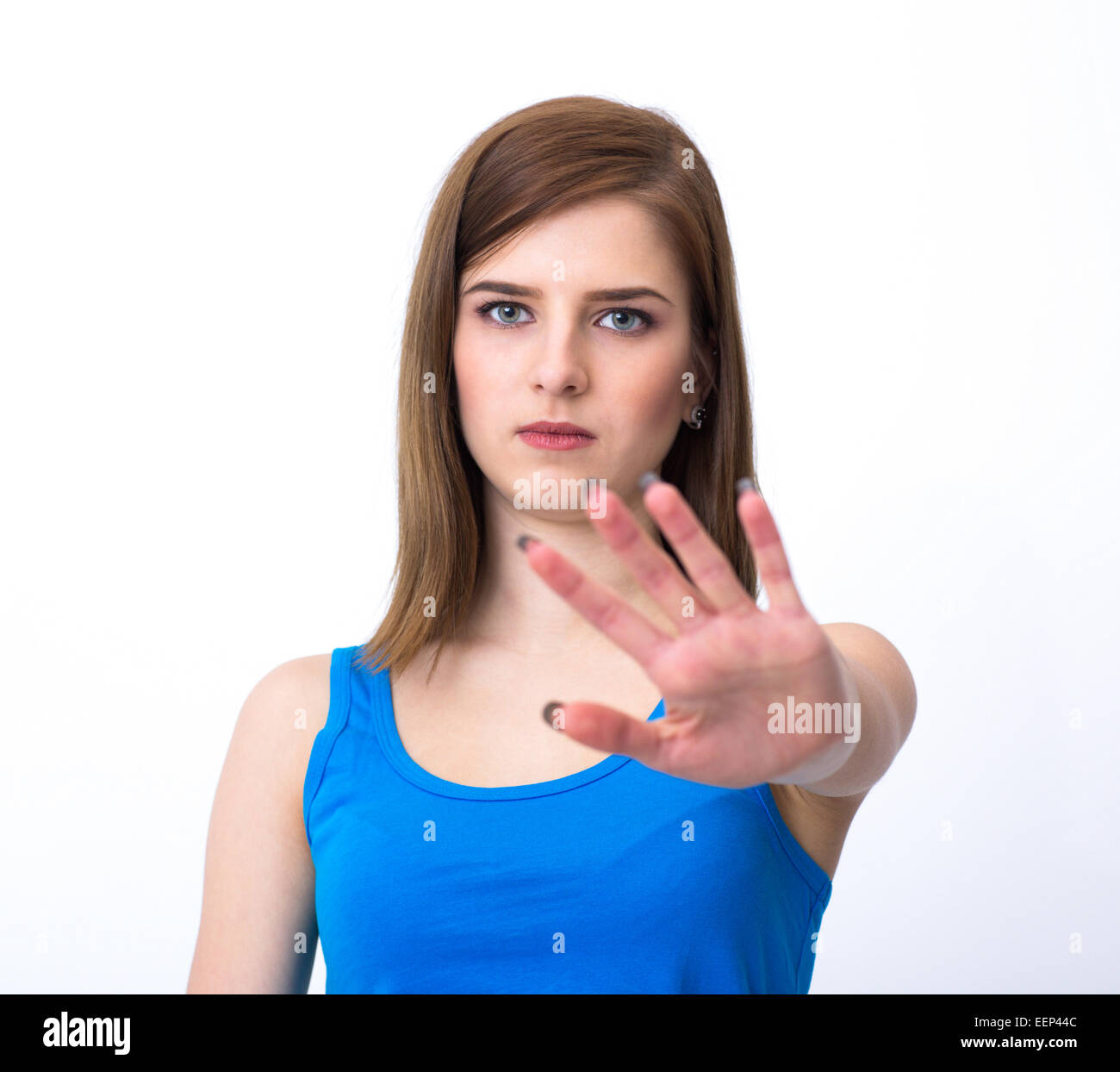 Grave giovane donna che mostra il gesto di arresto Foto Stock