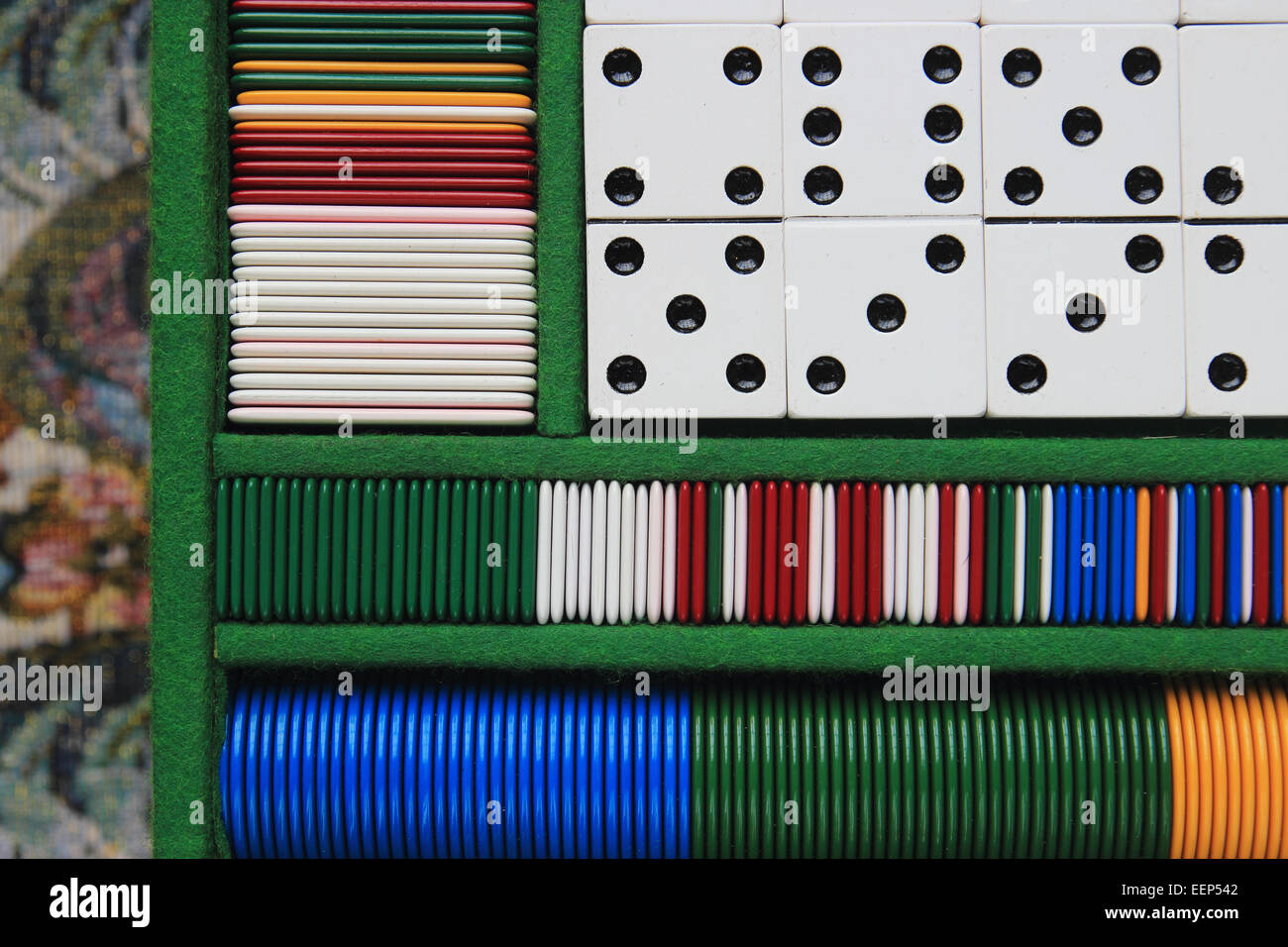 Tabella set di gioco, pesci e blocchi del domino Foto Stock